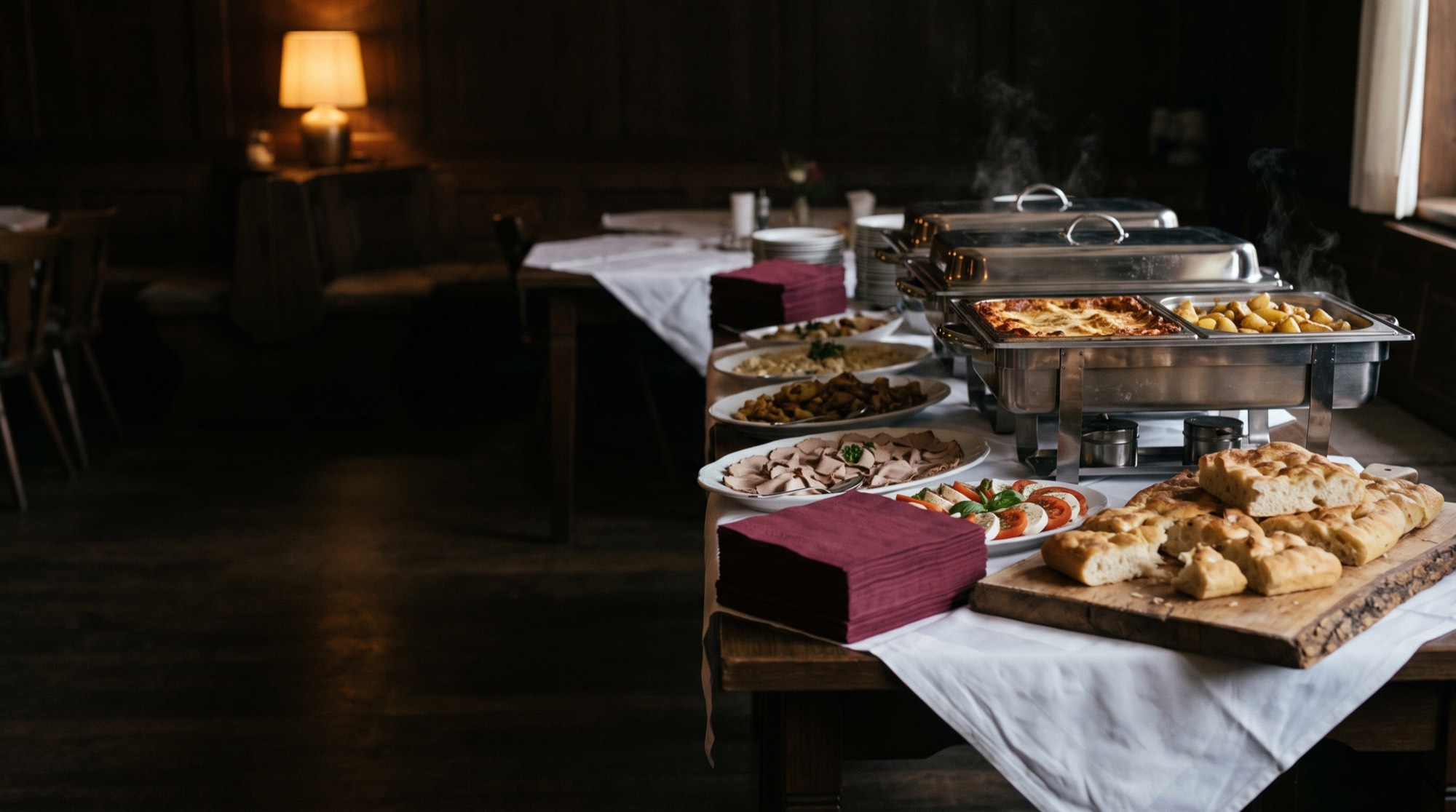 Italienisches Catering-Buffet mit Lasagne, Vitello tonnato und Caprese